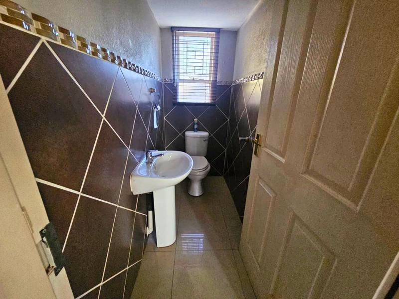 To Let 3 Bedroom Property for Rent in Glen Marais Gauteng