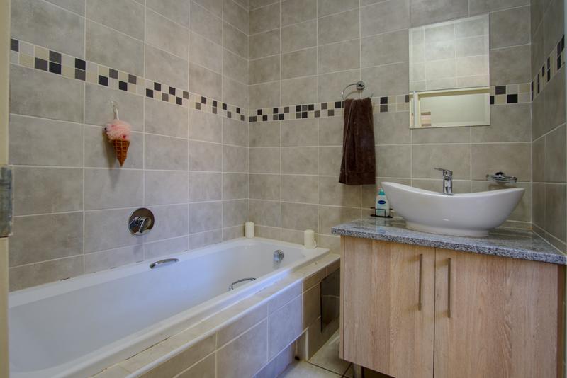 2 Bedroom Property for Sale in Victory Park Gauteng