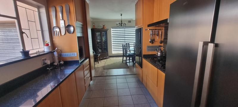 5 Bedroom Property for Sale in Wierda Park Gauteng