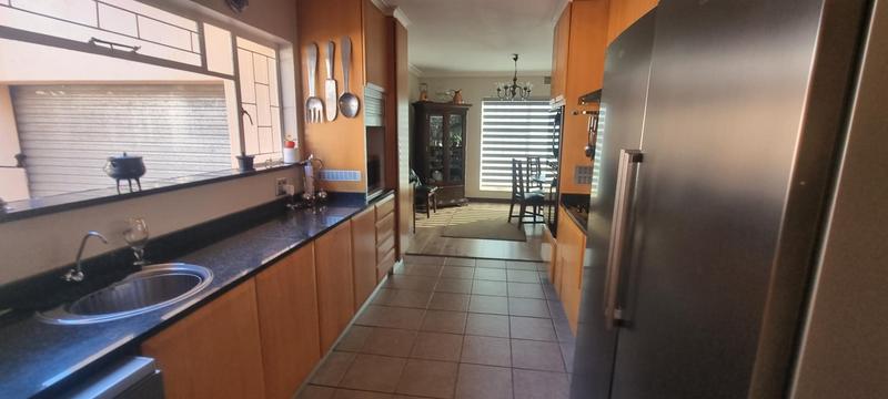 5 Bedroom Property for Sale in Wierda Park Gauteng