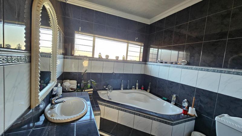 4 Bedroom Property for Sale in Mulbarton Gauteng