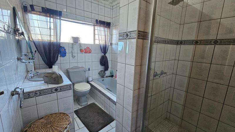 4 Bedroom Property for Sale in Mulbarton Gauteng