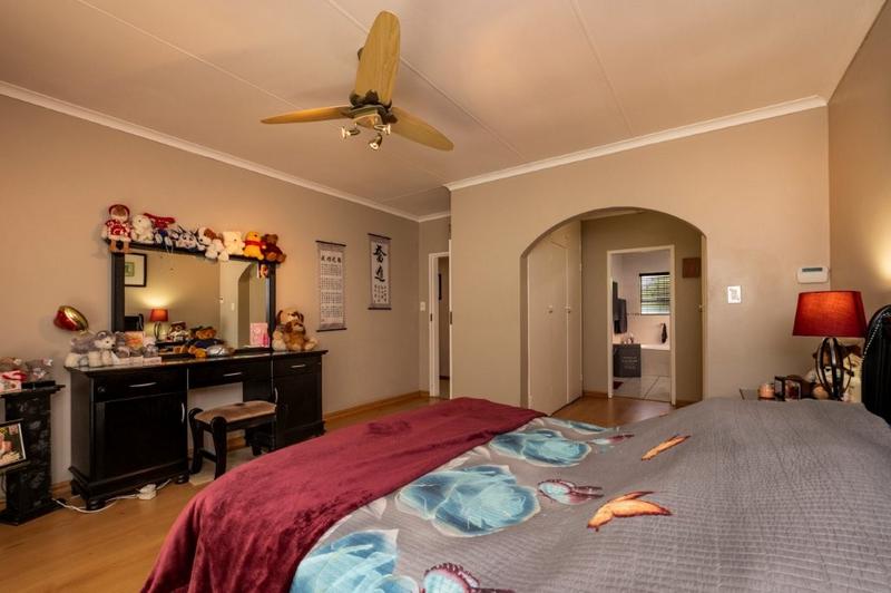 4 Bedroom Property for Sale in Glenvista Gauteng