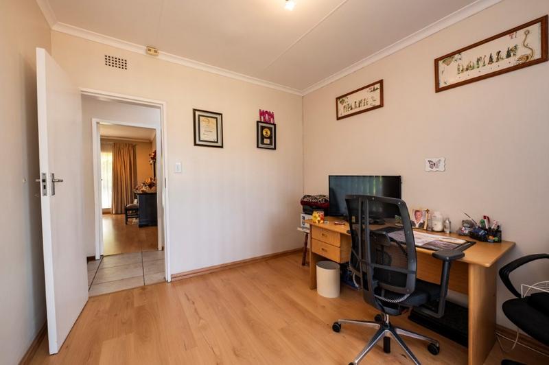 4 Bedroom Property for Sale in Glenvista Gauteng