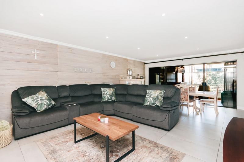 4 Bedroom Property for Sale in Roodekrans Gauteng