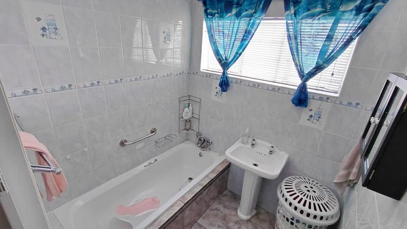 4 Bedroom Property for Sale in General Albertspark Gauteng