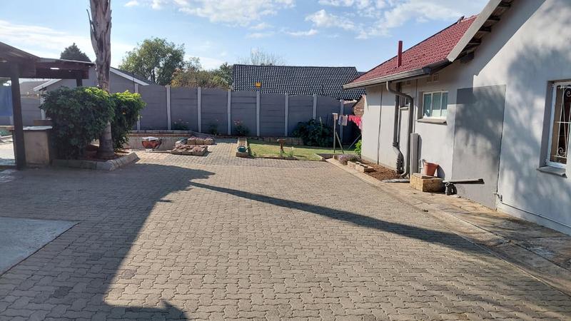 4 Bedroom Property for Sale in General Albertspark Gauteng