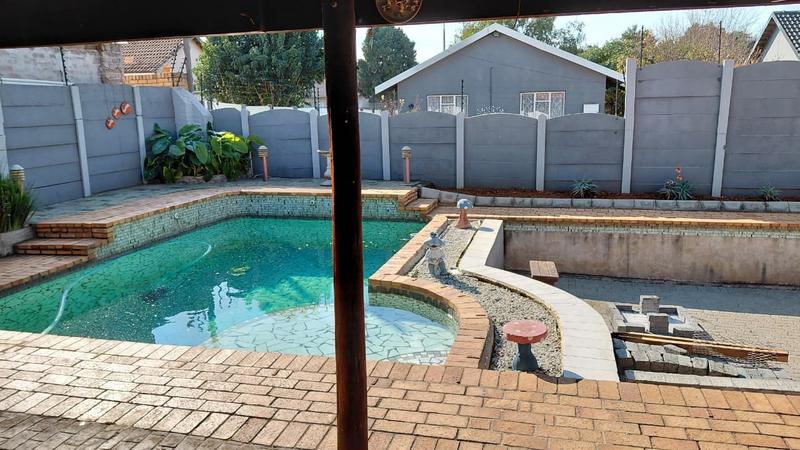 4 Bedroom Property for Sale in General Albertspark Gauteng