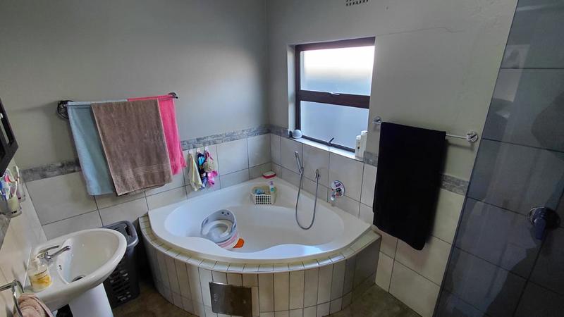 4 Bedroom Property for Sale in General Albertspark Gauteng