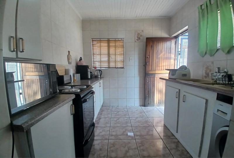 4 Bedroom Property for Sale in General Albertspark Gauteng