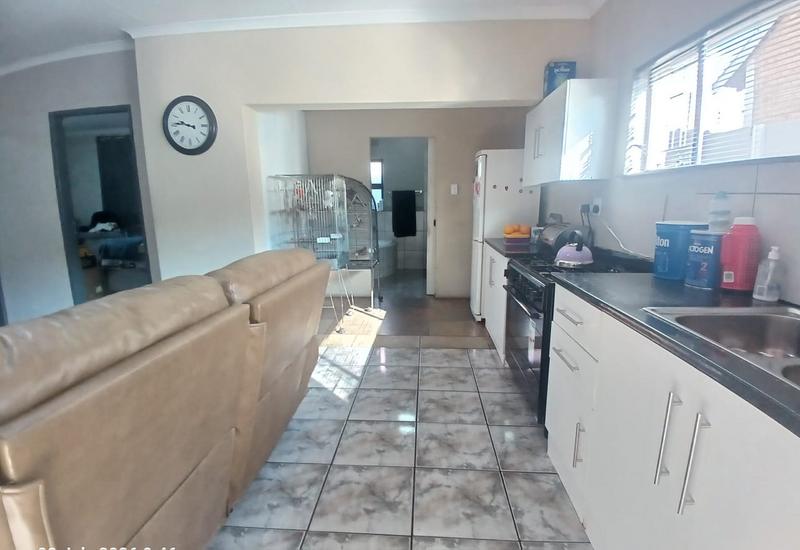 4 Bedroom Property for Sale in General Albertspark Gauteng