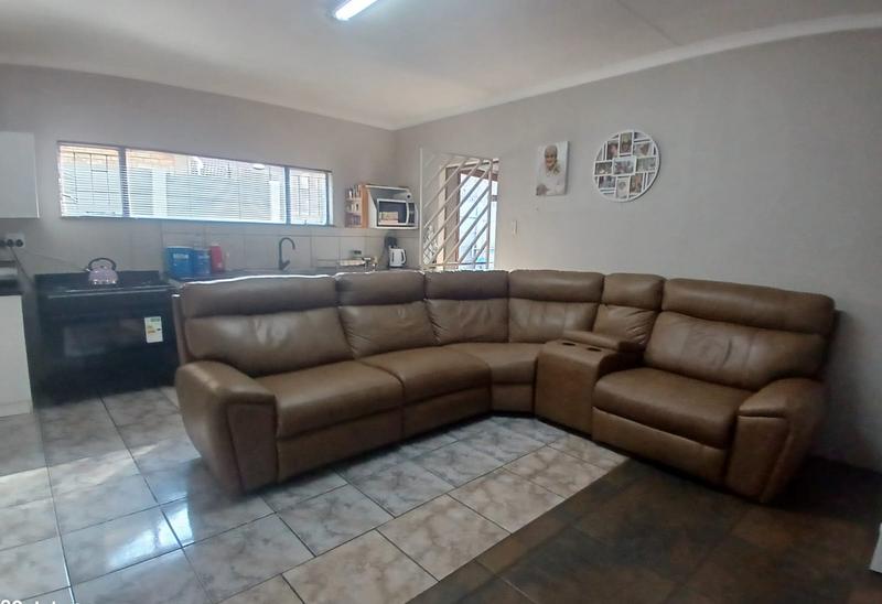 4 Bedroom Property for Sale in General Albertspark Gauteng