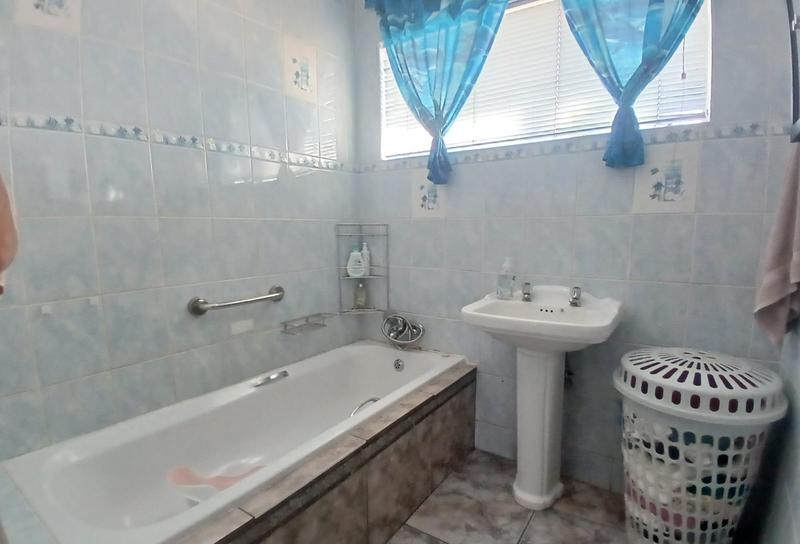 4 Bedroom Property for Sale in General Albertspark Gauteng