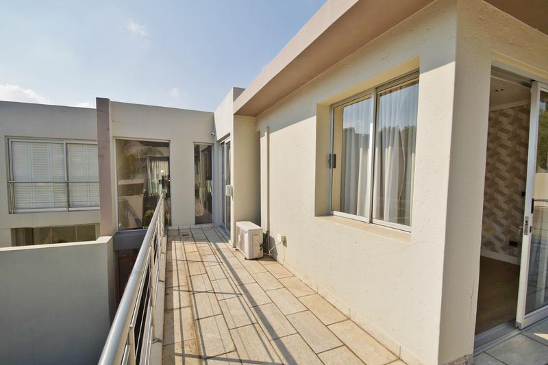 To Let 4 Bedroom Property for Rent in Sandown Gauteng