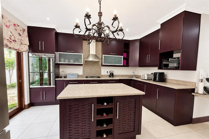 To Let 4 Bedroom Property for Rent in Sandown Gauteng