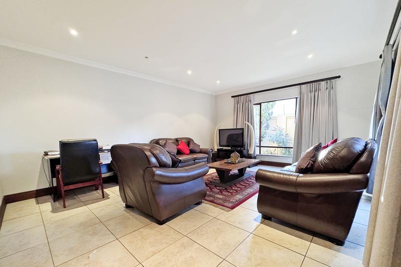 To Let 4 Bedroom Property for Rent in Sandown Gauteng