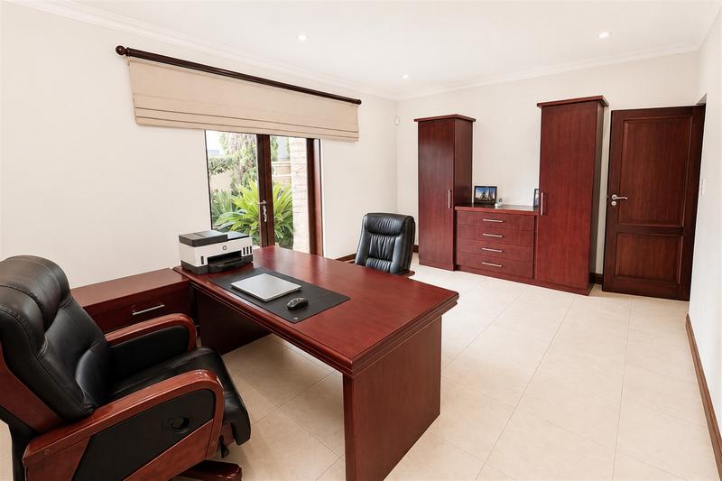 To Let 4 Bedroom Property for Rent in Sandown Gauteng