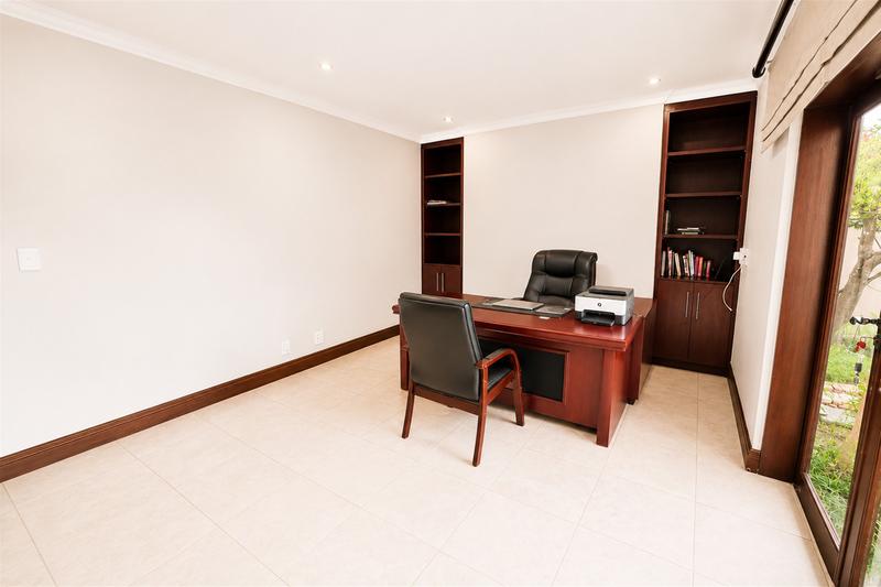 To Let 4 Bedroom Property for Rent in Sandown Gauteng