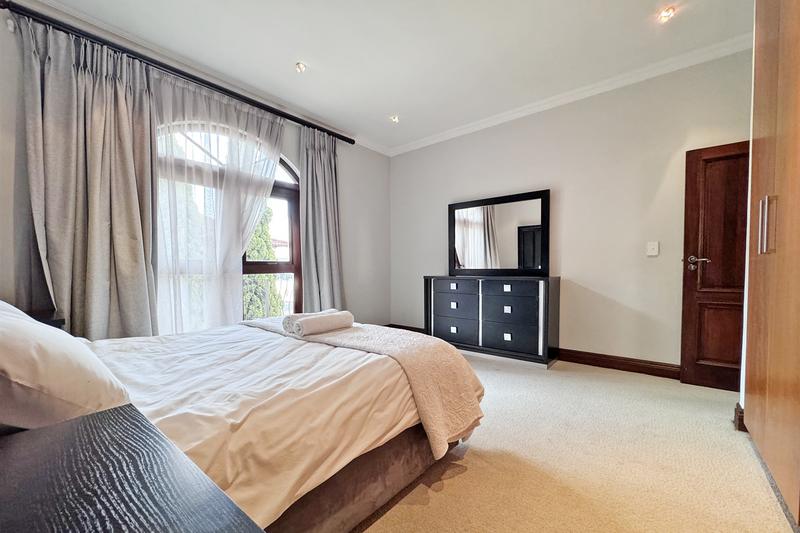To Let 4 Bedroom Property for Rent in Sandown Gauteng