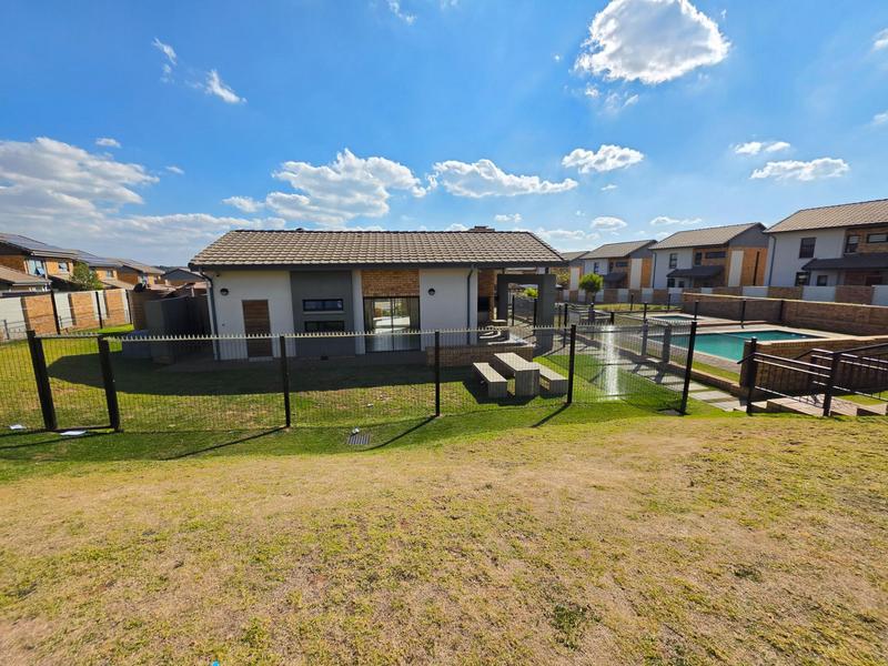 To Let 2 Bedroom Property for Rent in Amberfield Gauteng