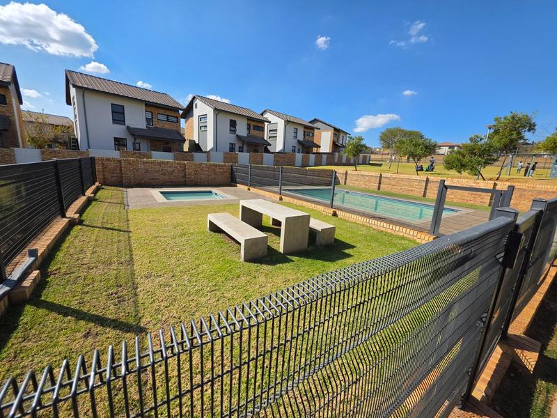 To Let 2 Bedroom Property for Rent in Amberfield Gauteng