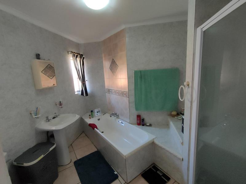 To Let 4 Bedroom Property for Rent in Rooihuiskraal North Gauteng