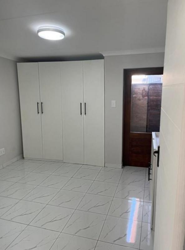 To Let 1 Bedroom Property for Rent in Waverley Gauteng