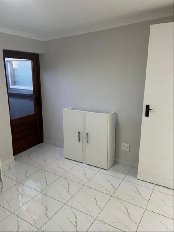 To Let 1 Bedroom Property for Rent in Waverley Gauteng