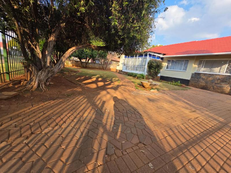 6 Bedroom Property for Sale in Rhodesfield Gauteng