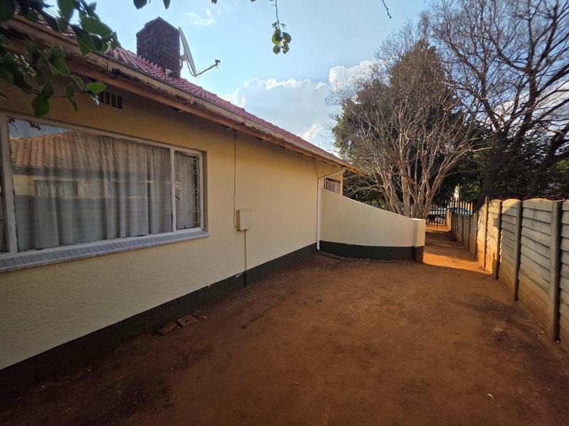 6 Bedroom Property for Sale in Rhodesfield Gauteng