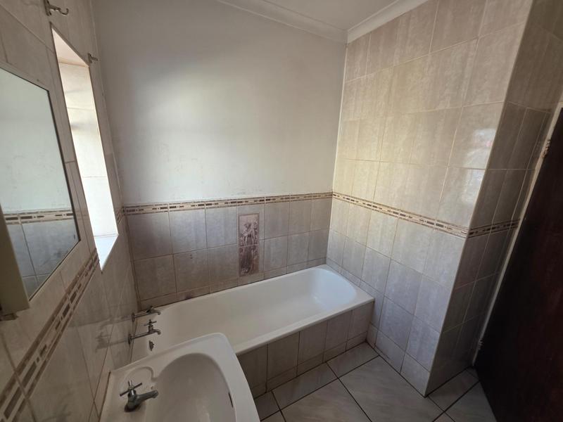 6 Bedroom Property for Sale in Rhodesfield Gauteng