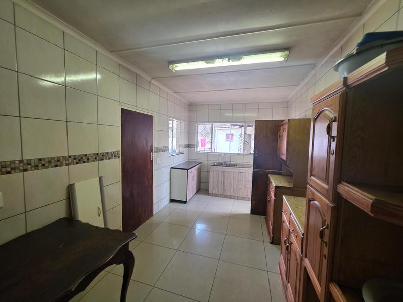 6 Bedroom Property for Sale in Rhodesfield Gauteng