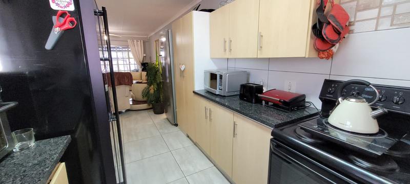 2 Bedroom Property for Sale in Albertsdal Gauteng