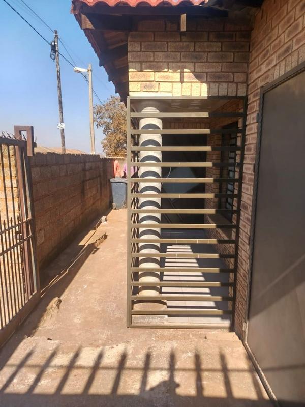 2 Bedroom Property for Sale in Bram Fischerville Gauteng