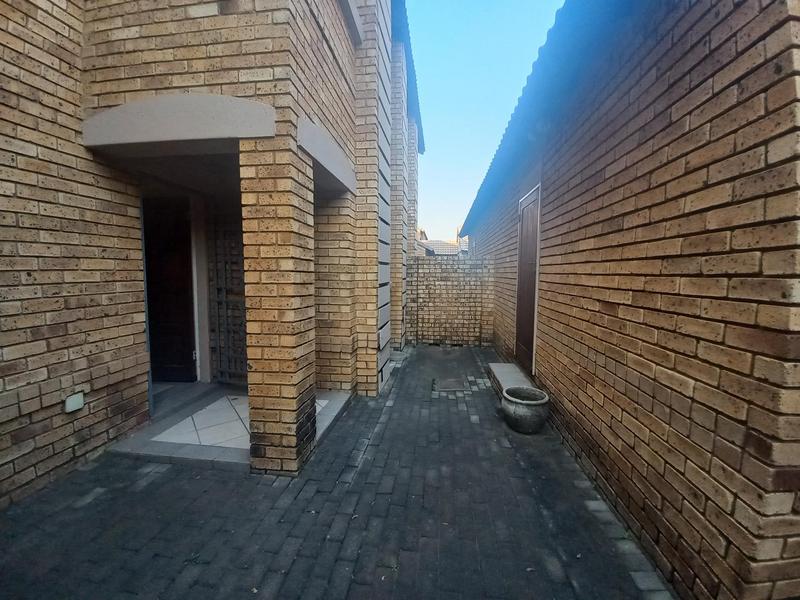 2 Bedroom Property for Sale in Stone Ridge Gauteng