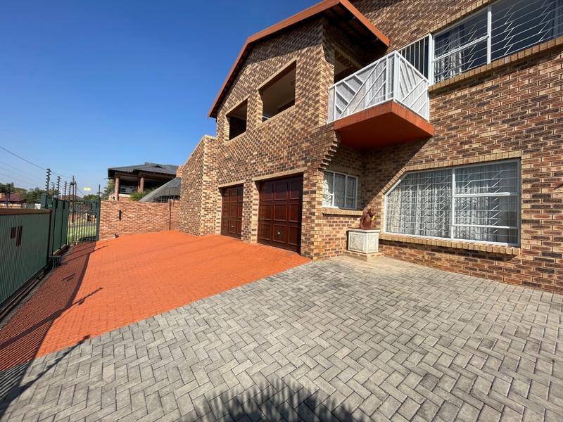 6 Bedroom Property for Sale in Rant En Dal Gauteng