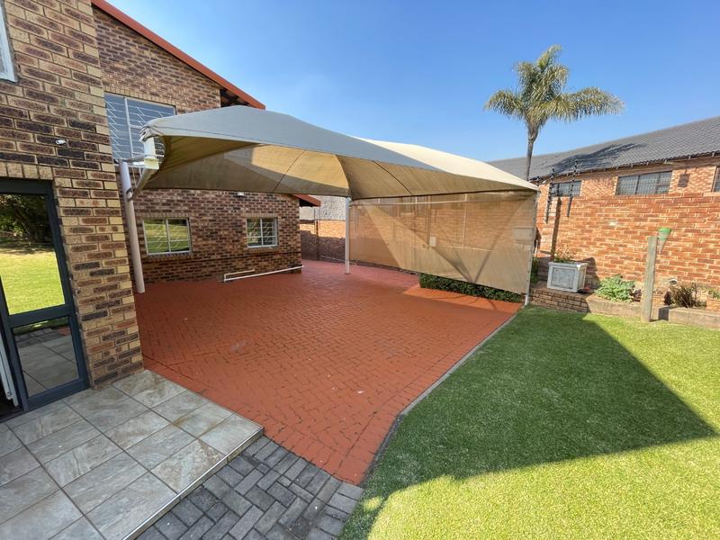 6 Bedroom Property for Sale in Rant En Dal Gauteng