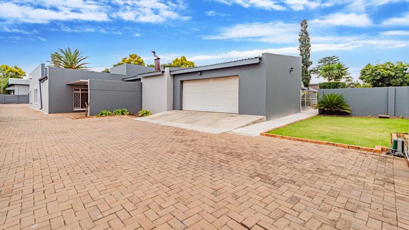 6 Bedroom Property for Sale in Brackenhurst Gauteng