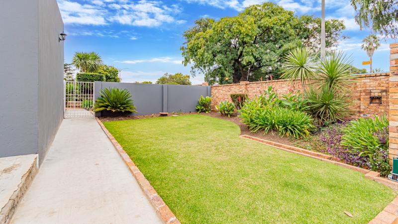 6 Bedroom Property for Sale in Brackenhurst Gauteng