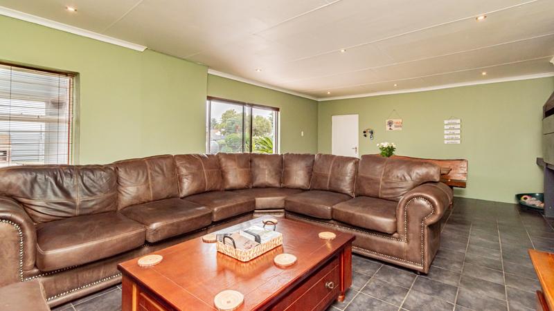 6 Bedroom Property for Sale in Brackenhurst Gauteng
