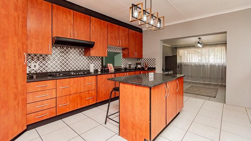6 Bedroom Property for Sale in Brackenhurst Gauteng