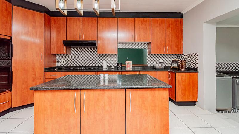 6 Bedroom Property for Sale in Brackenhurst Gauteng