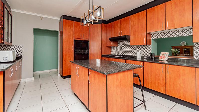 6 Bedroom Property for Sale in Brackenhurst Gauteng