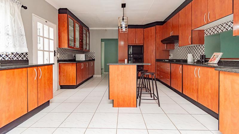 6 Bedroom Property for Sale in Brackenhurst Gauteng