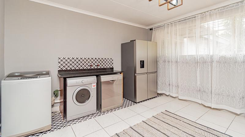 6 Bedroom Property for Sale in Brackenhurst Gauteng