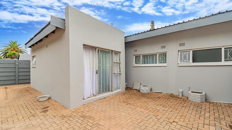 6 Bedroom Property for Sale in Brackenhurst Gauteng