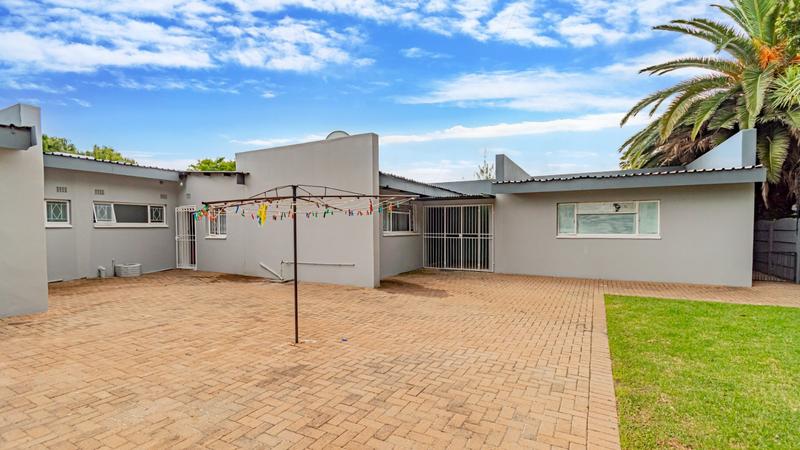 6 Bedroom Property for Sale in Brackenhurst Gauteng