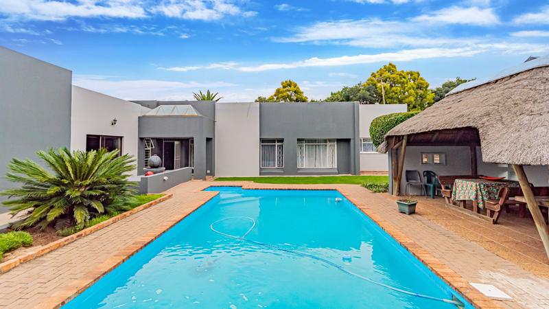 6 Bedroom Property for Sale in Brackenhurst Gauteng
