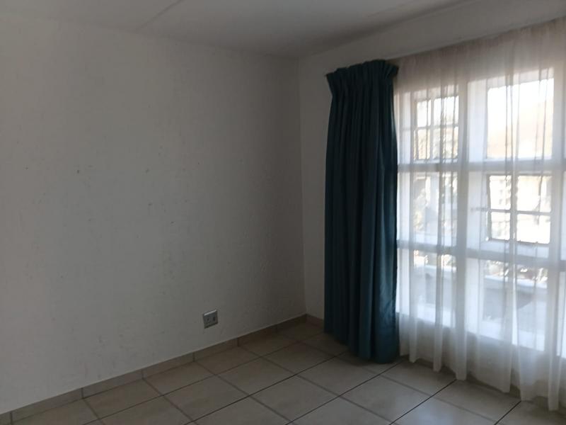 2 Bedroom Property for Sale in Mulbarton Gauteng