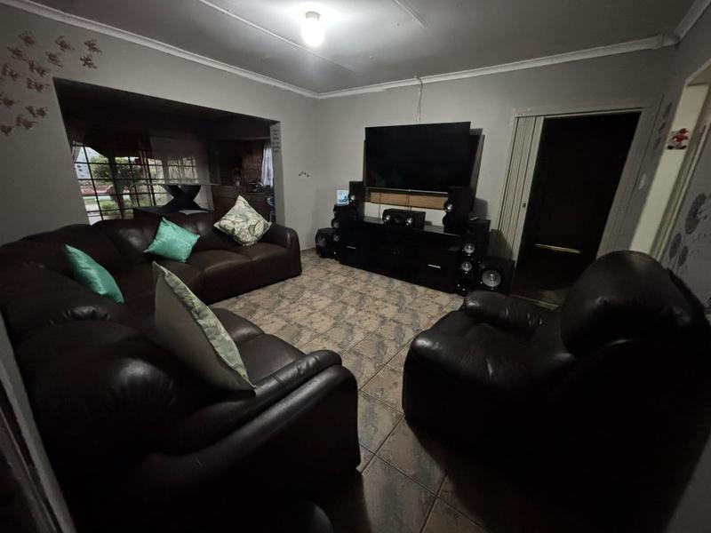 6 Bedroom Property for Sale in Struisbult Gauteng